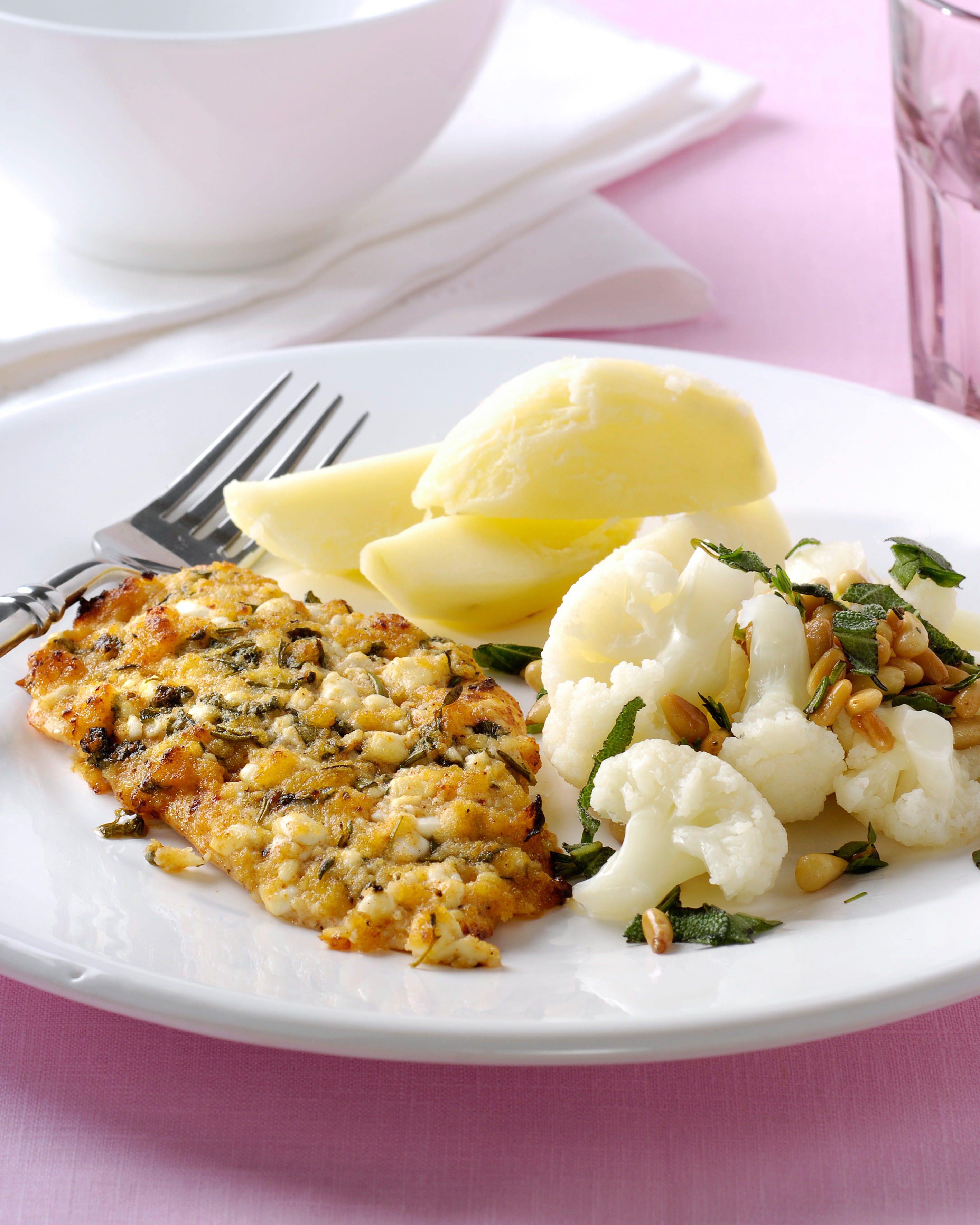 recipe image Kalkoenschnitzels met een kruidenlaagje, gebakken aardappelen en bloemkool