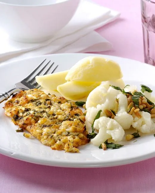 recipe image Kalkoenschnitzels met een kruidenlaagje, gebakken aardappelen en bloemkool