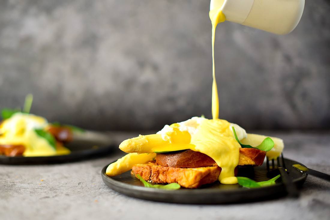 recipe image Brioche met witte asperges, spinazie, gepocheerd ei en Hollandaisesaus