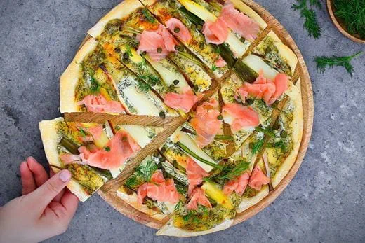 recipe image Flammkuchen met witte asperges en gerookte zalm
