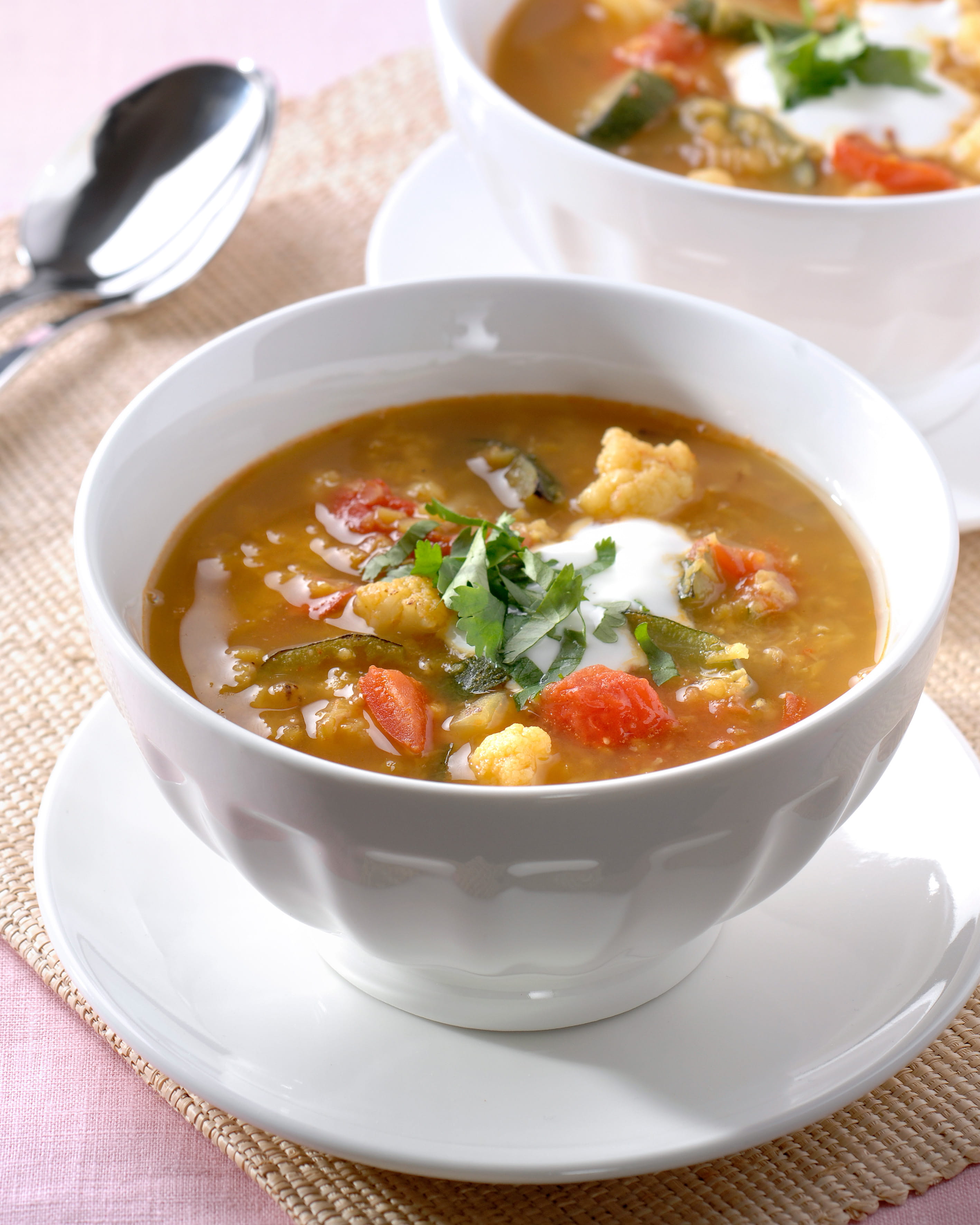 recipe image Milde kerriesoep met rode linzen, yoghurt en koriander