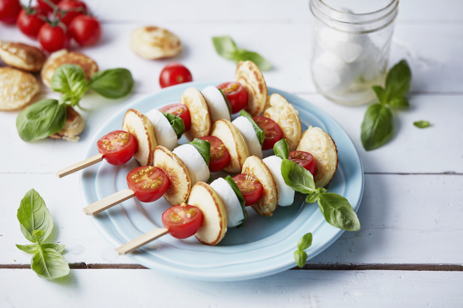recipe image Mozzarella, tomaat, basilicum en poffertjes op een stokjes