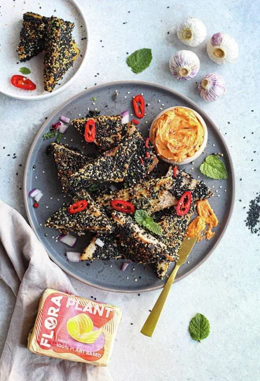 recipe image Tofu met een krokant sesamlaagje en gerookte paprikadip