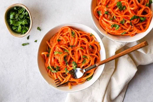 recipe image Pasta met geroosterde paprikaroomsaus en verse basilicum