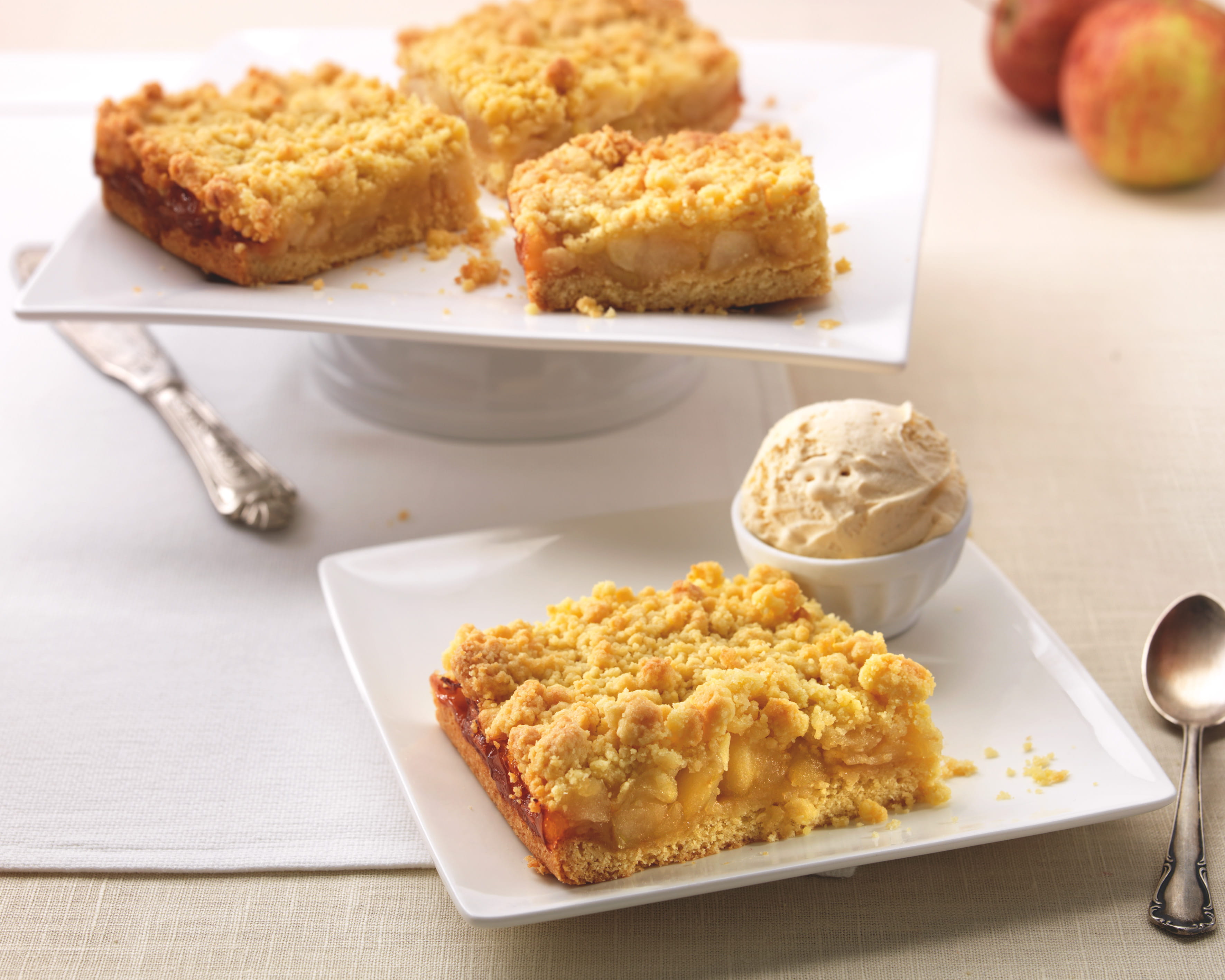 recipe image Plaatappeltaart met kruimeltjes en ijs