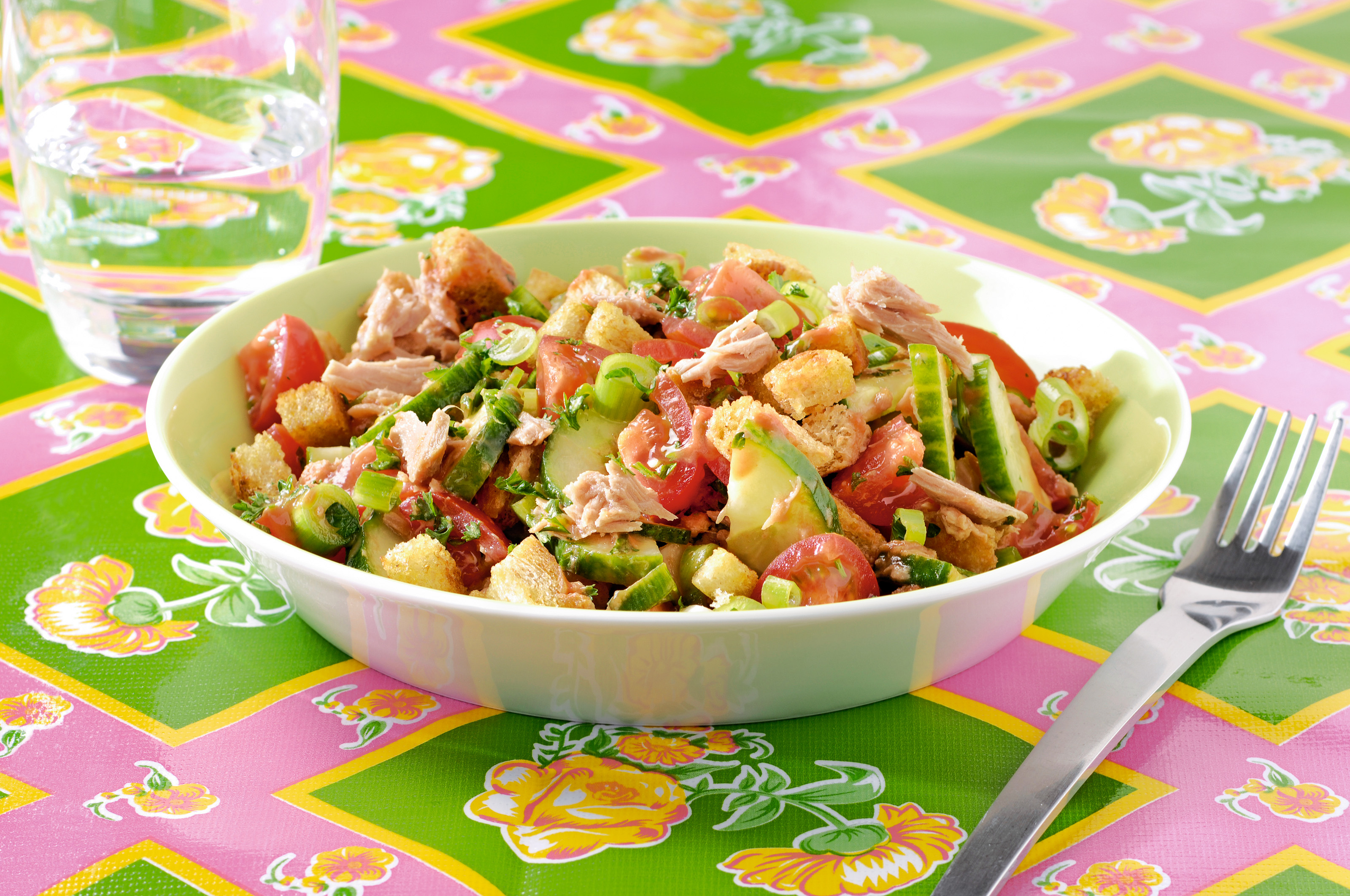 recipe image Sla met tonijn, komkommer, tomaat en kruiden
