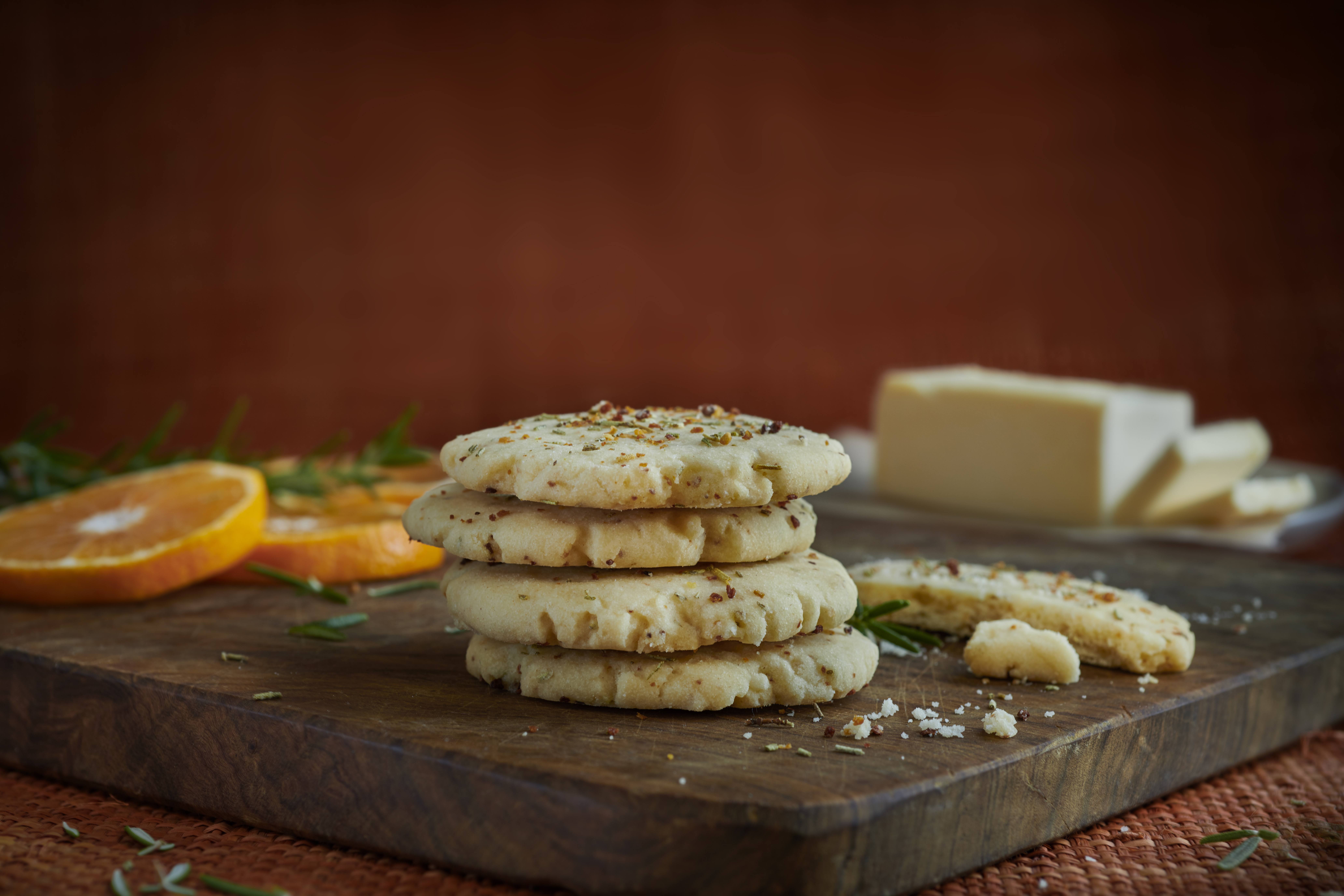 recipe image Oranje zandkoekjes met rozemarijn
