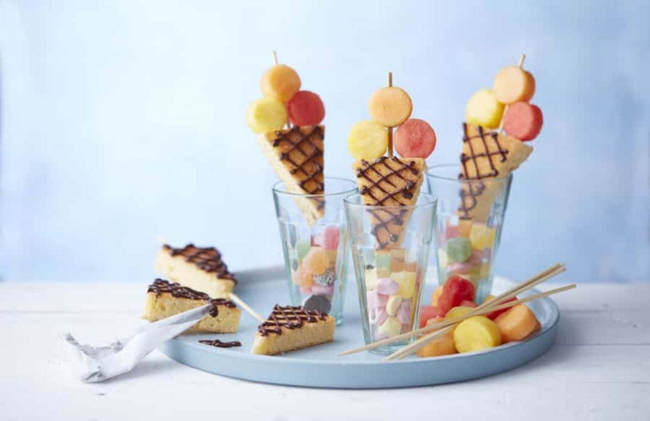 recipe image Cake ijshoorntjes met fruitbolletjes