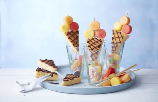 recipe image Cake ijshoorntjes met fruitbolletjes