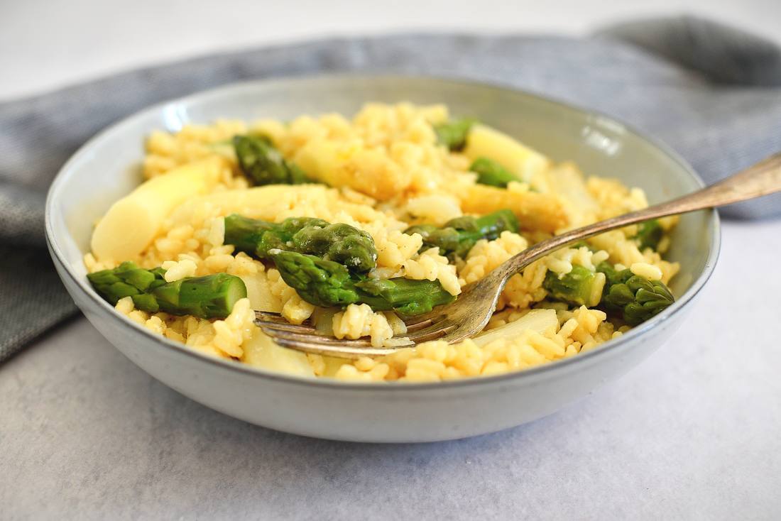 recipe image Risotto met witte asperges, doperwten en zelfgemaakte basilicum-pistachepesto