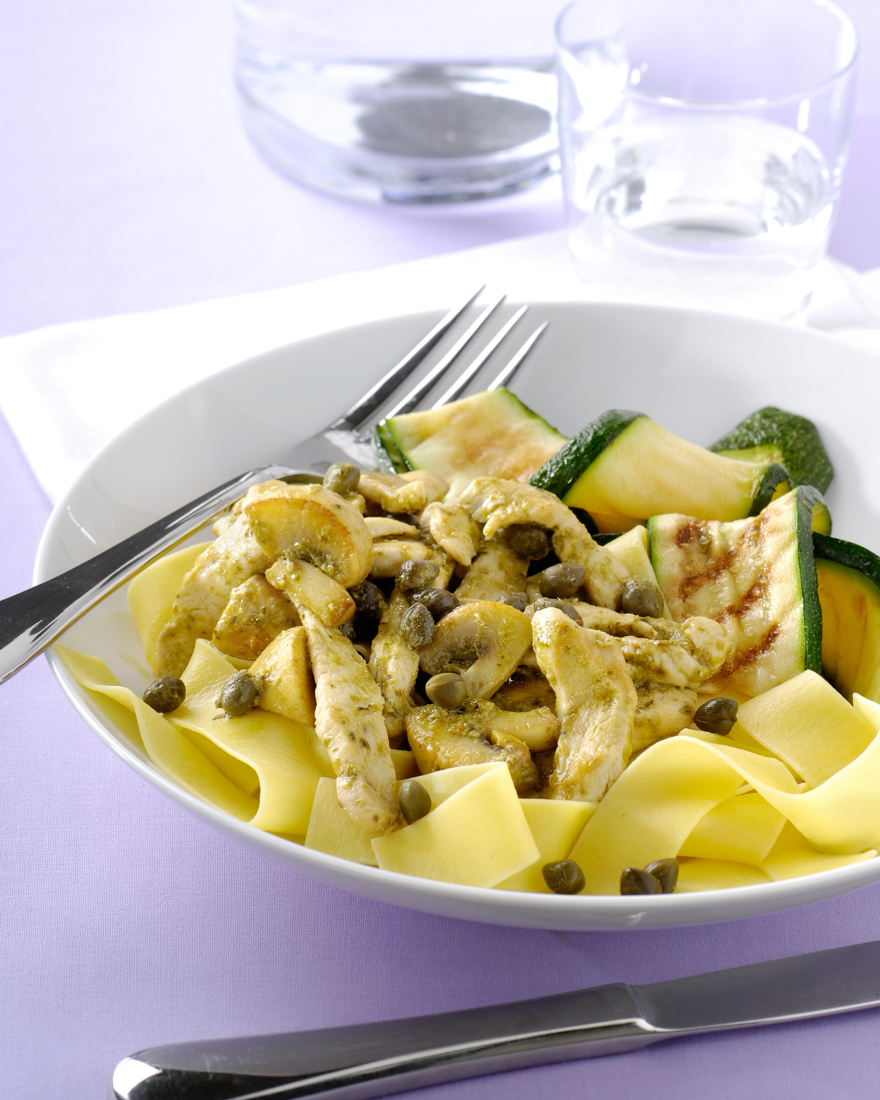recipe image Geroerbakte kip met pesto, kappertjes, gegrilde groente en pappardelle
