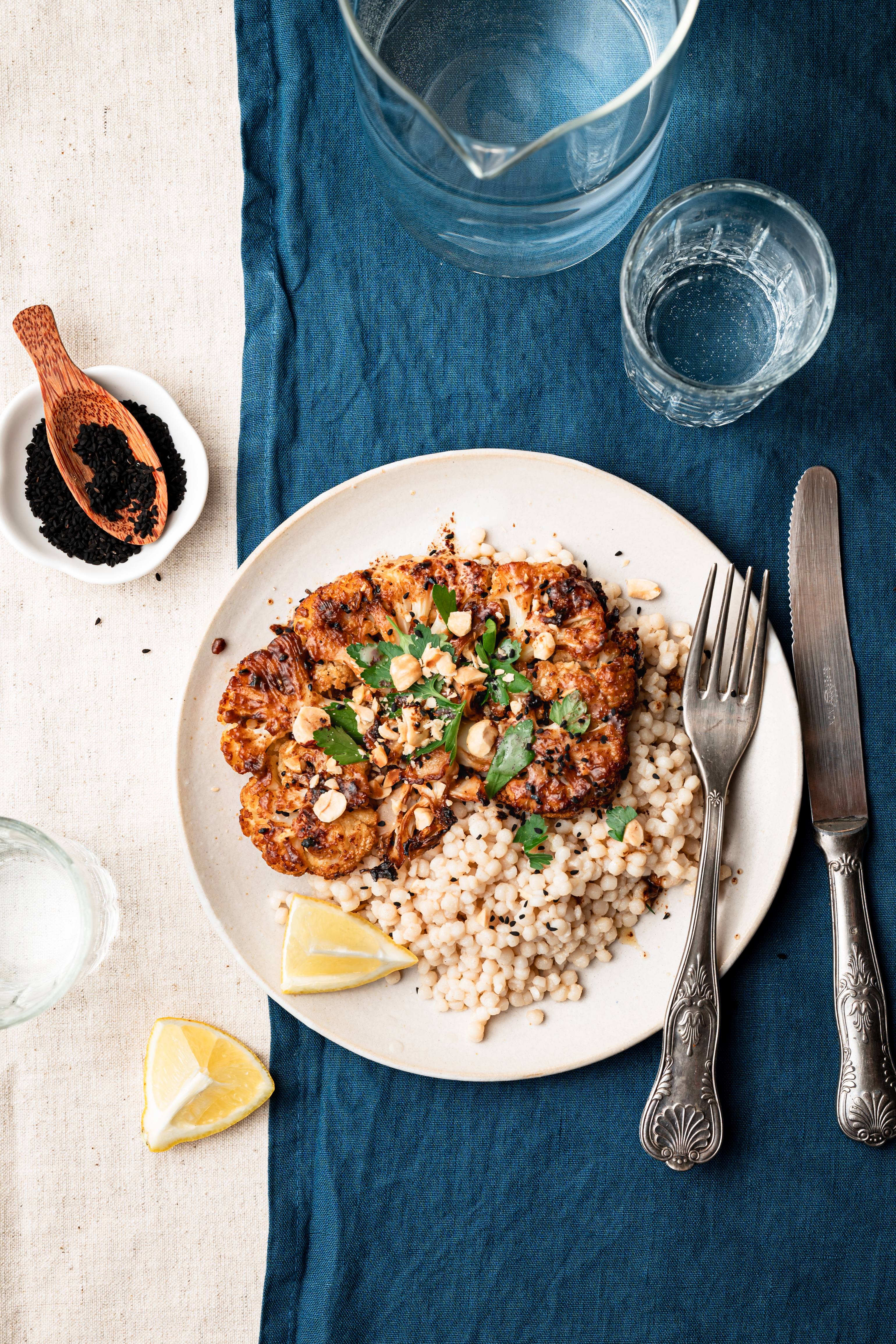 recipe image Geroosterde bloemkool in miso-Roombeter met parelcouscous