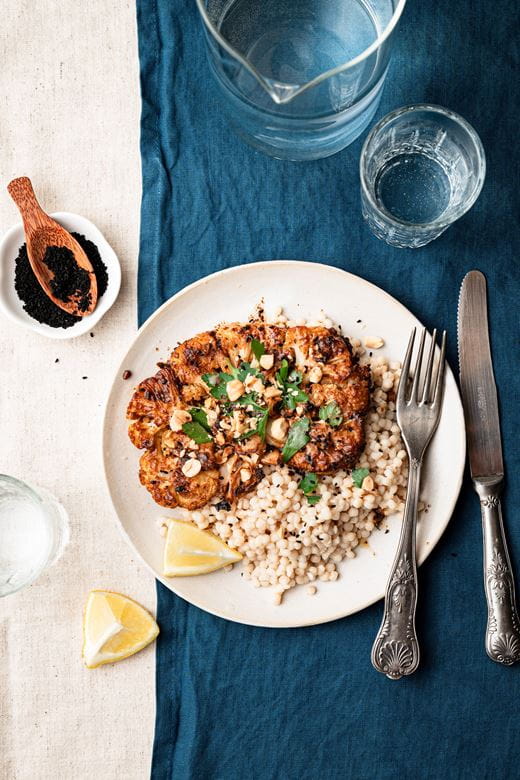 recipe image Geroosterde bloemkool in miso-Roombeter met parelcouscous