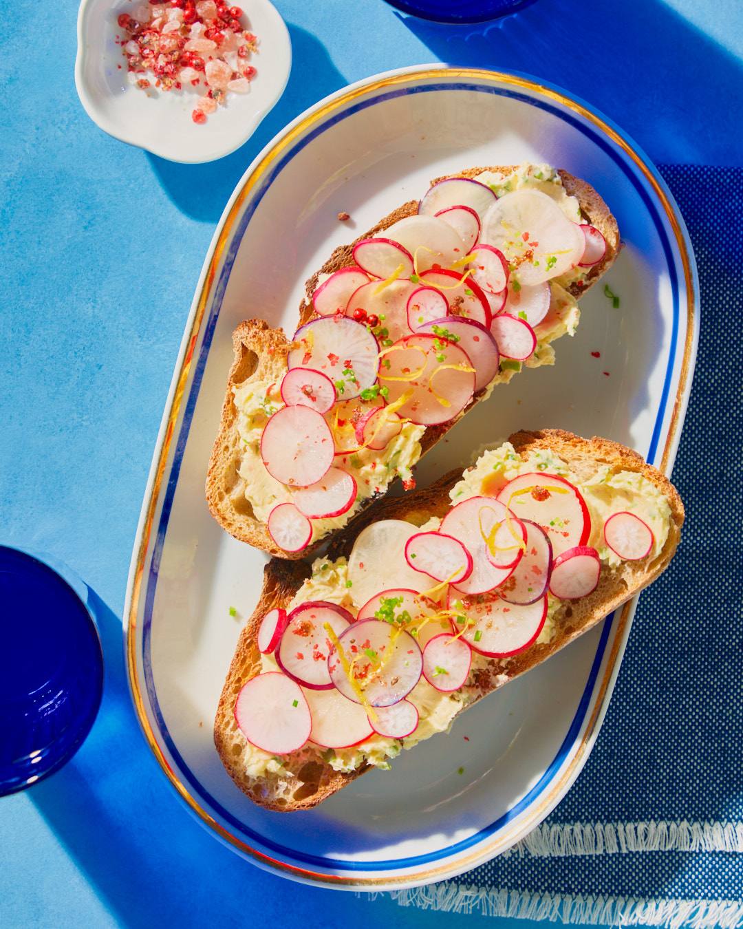 recipe image Radijs-toast met bieslookspread