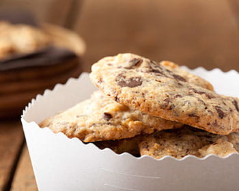 recipe image Chocoladekoekjes met macadamia noten en cranberries