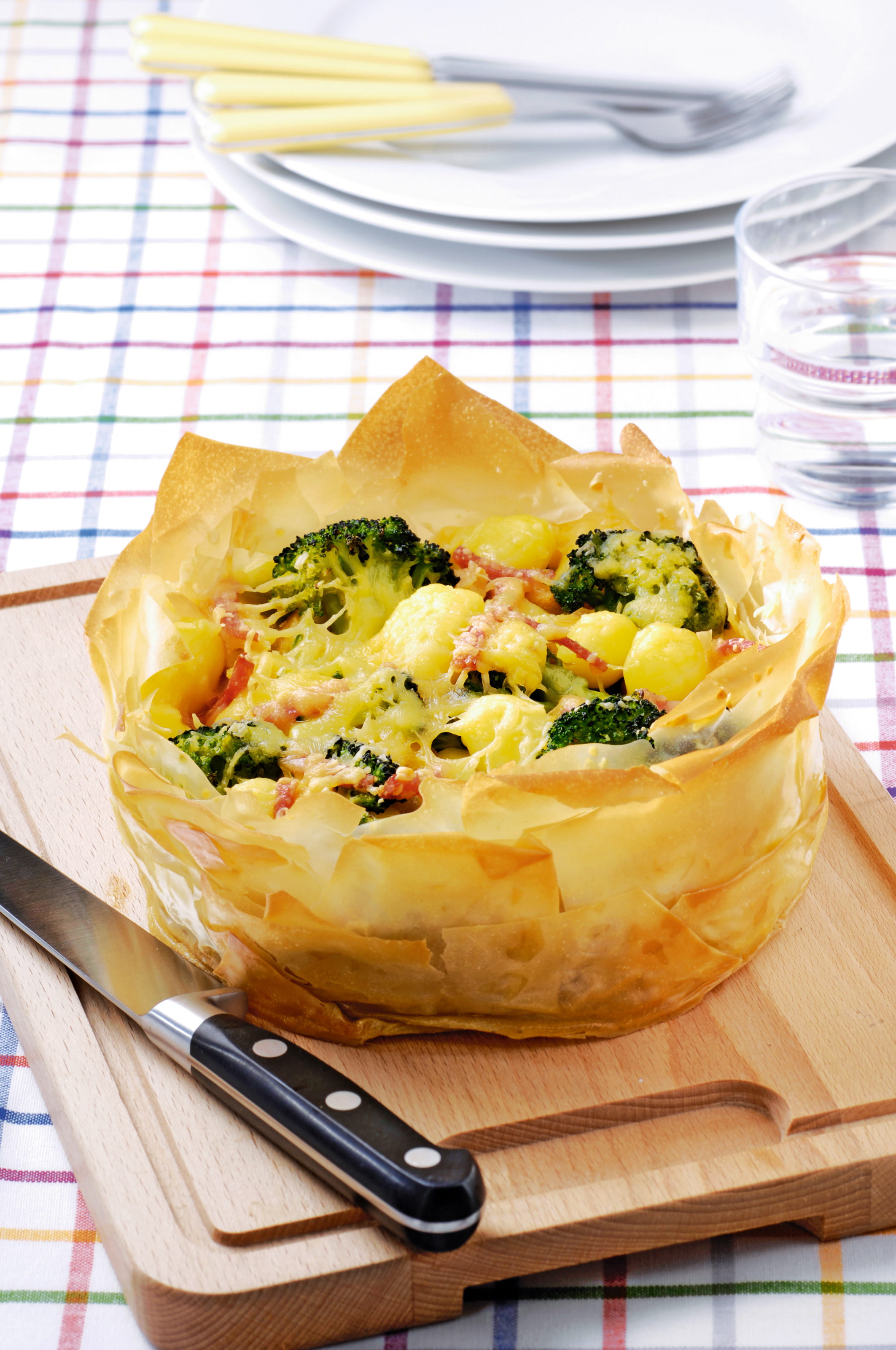 recipe image Broccolitaart van filodeeg met krieltjes en ham