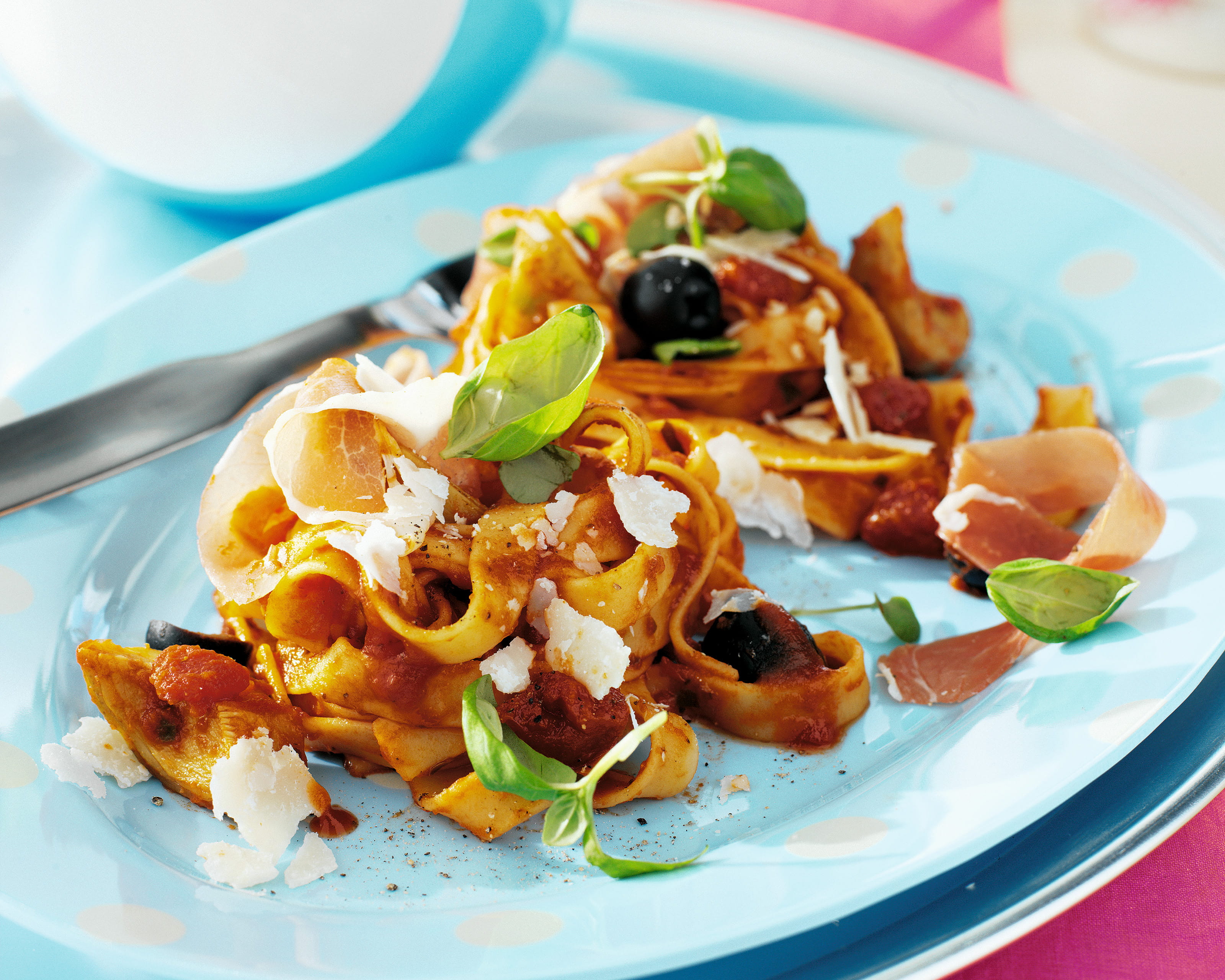 recipe image Pasta met tomaat basilicumsaus met artisjok en parmaham