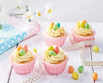 recipe image Luchtige paascupcakes met vogelnestjes van crème