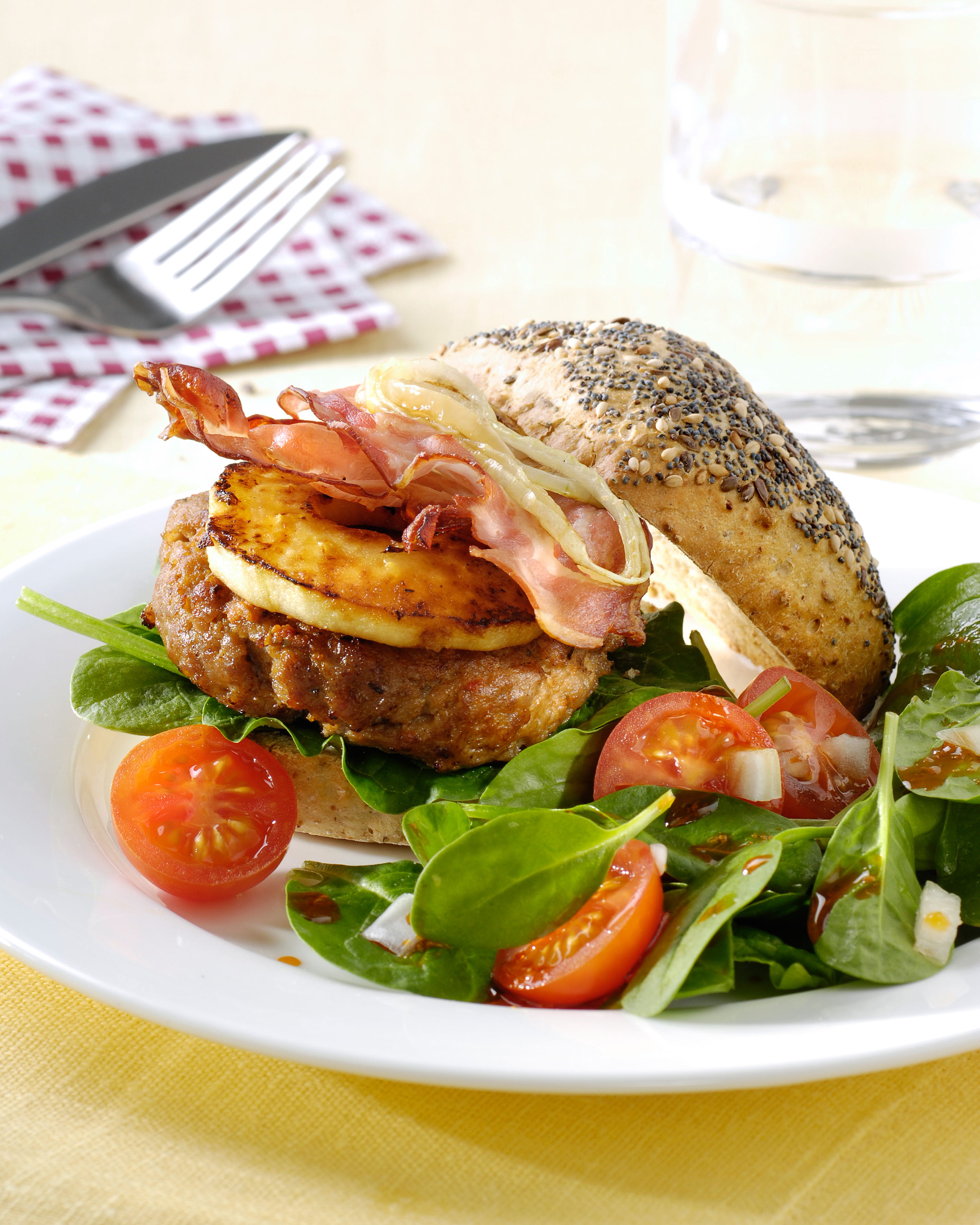 recipe image Kipburgers met een spinazie en tomatensalade