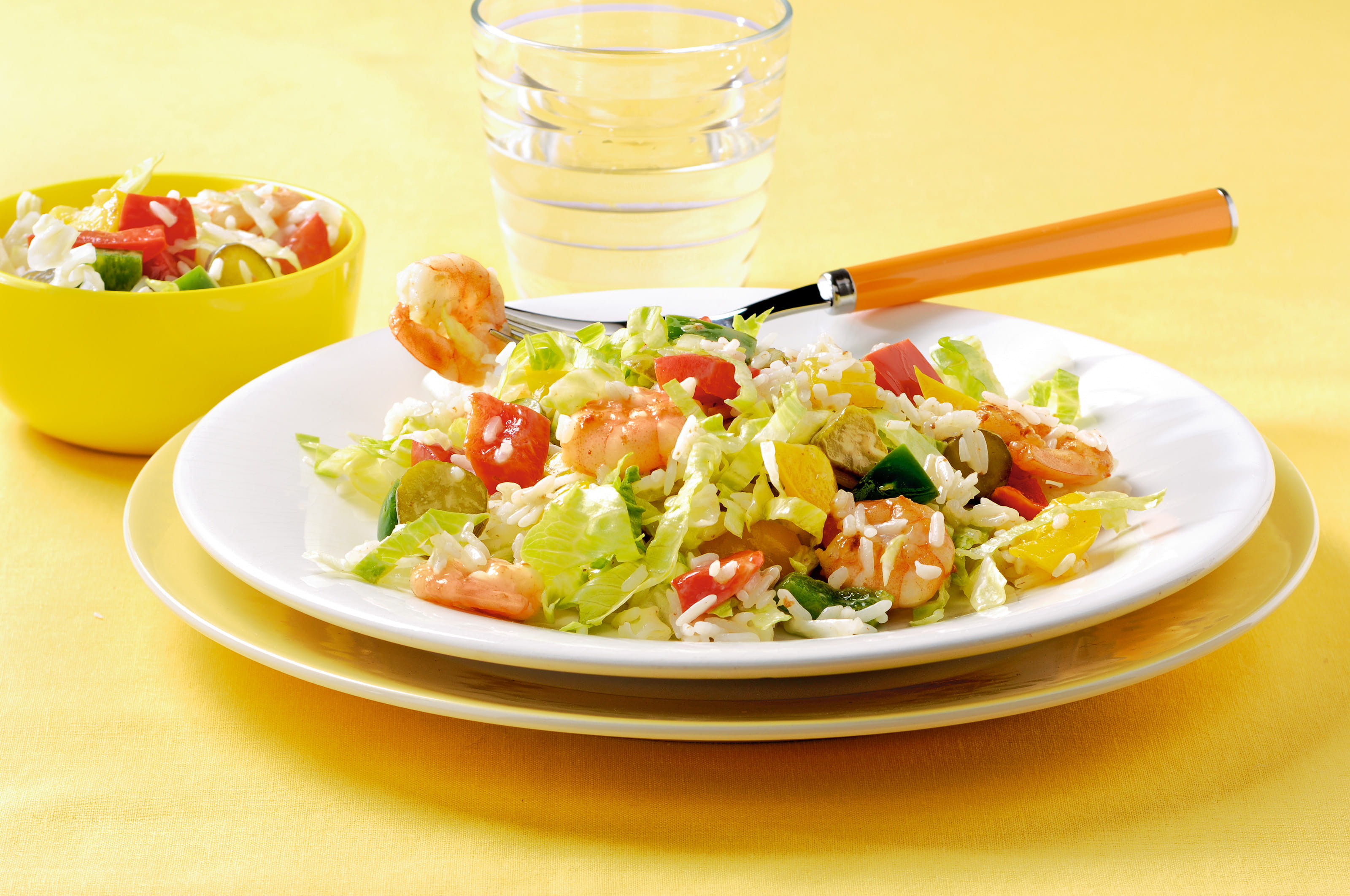 recipe image Paprika rijstsalade met ijsbergsla en garnalen