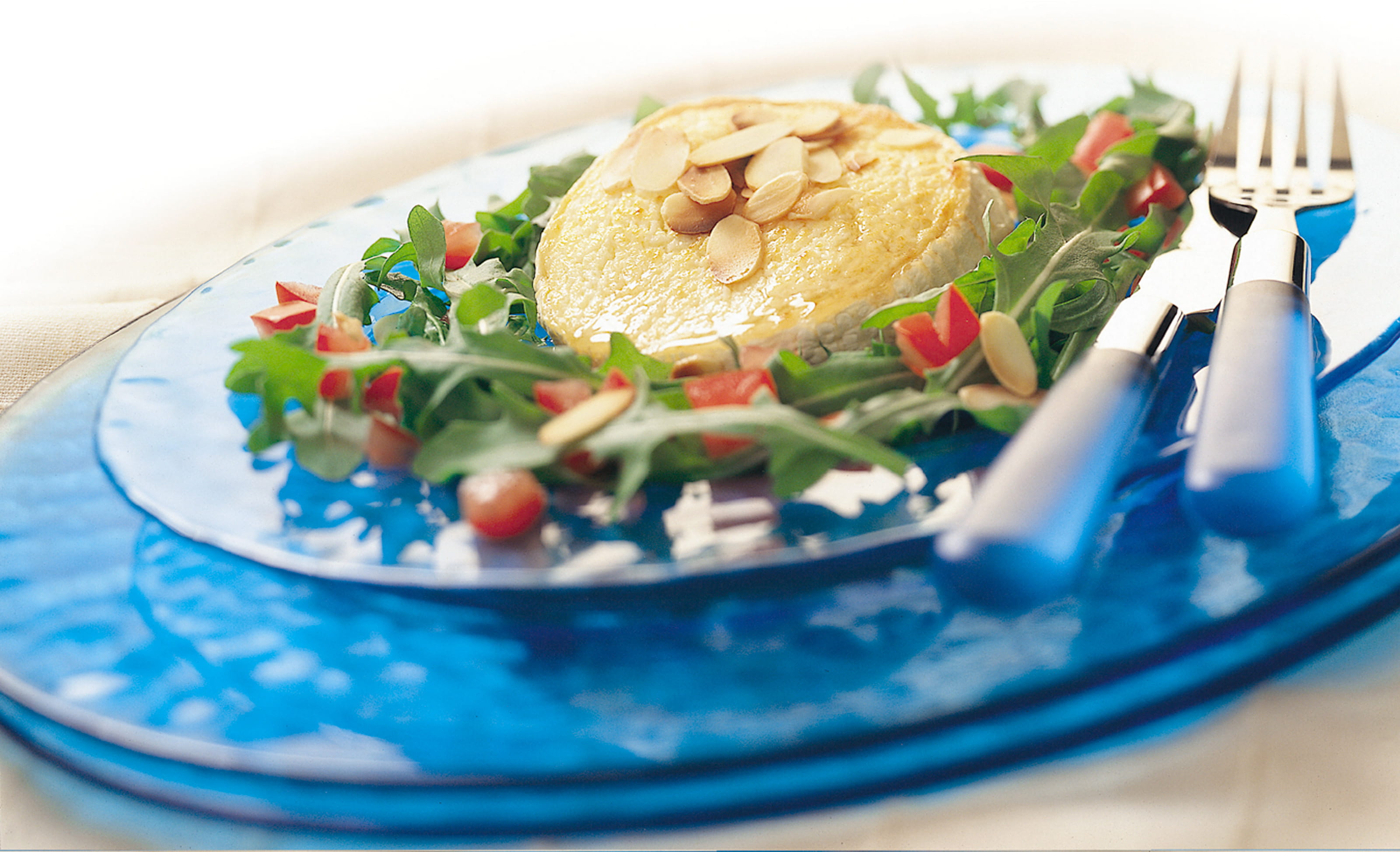 recipe image Gegratineerde geitenkaas met honing en amandelen