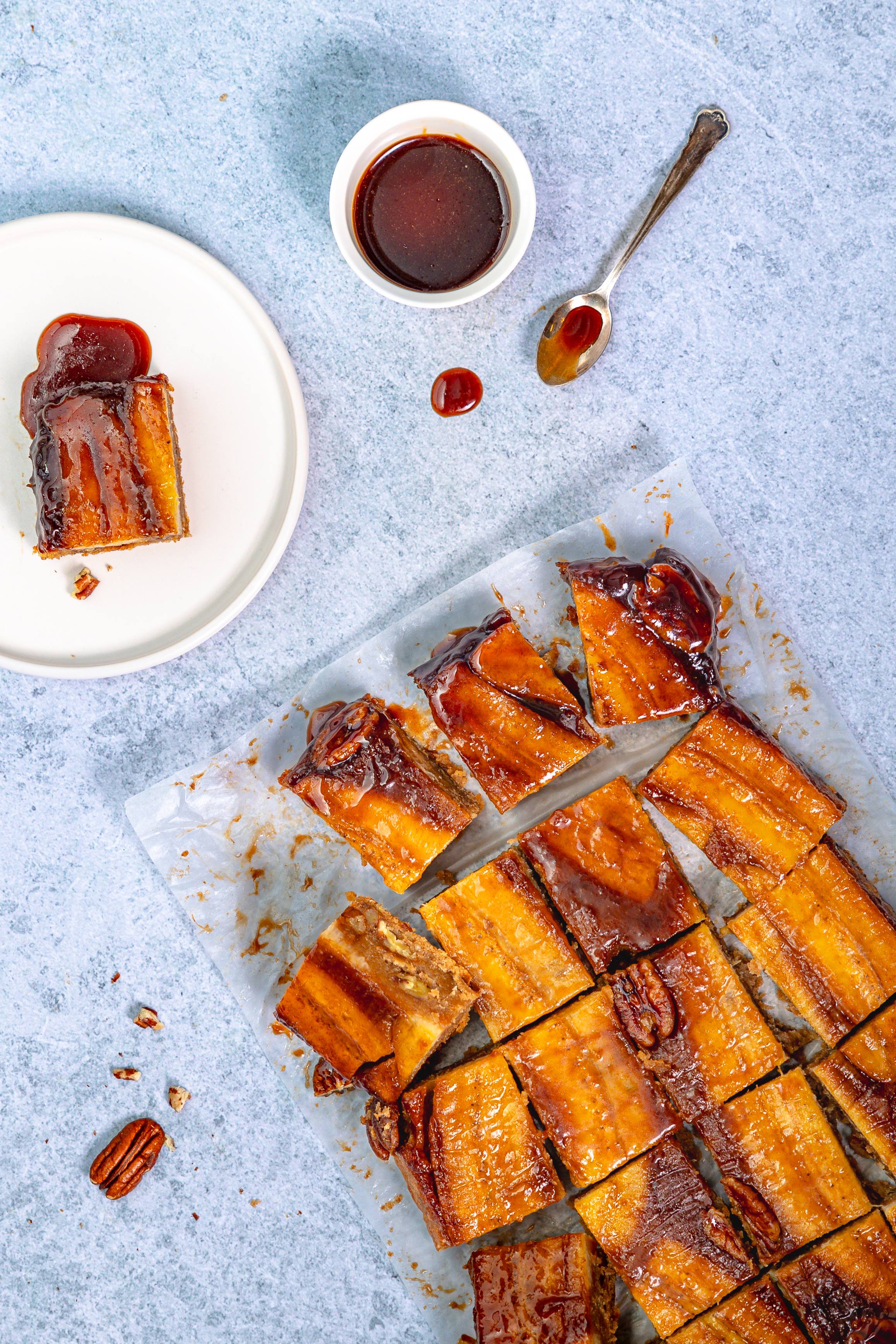 recipe image Sticky bananen upside down cake met pecannoten