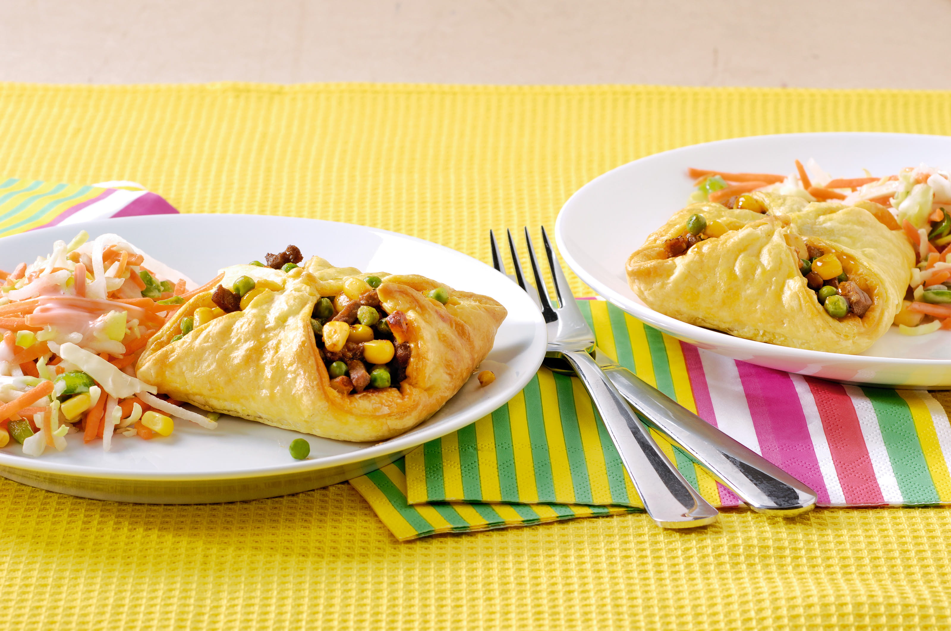 recipe image Deegpakketjes met shoarma, rauwkost en doperwtjes