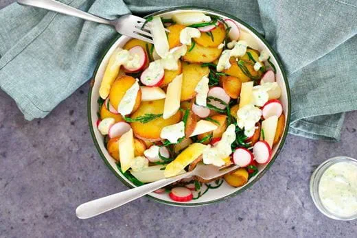 recipe image Witte aspergesalade met krieltjes, radijs, zeekraal en frisse dressing