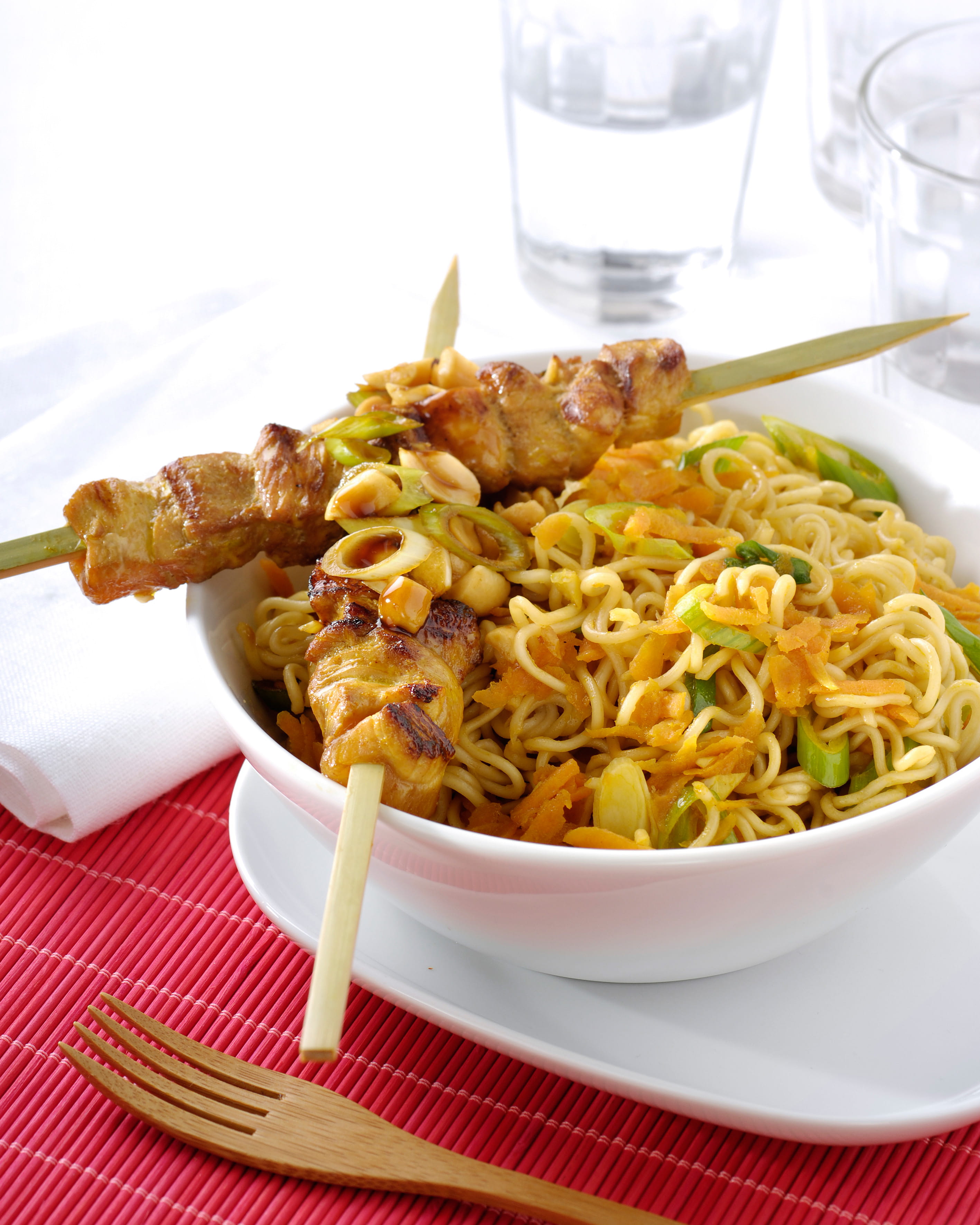 recipe image Kipsaté met noedels, bosui en worteltjes