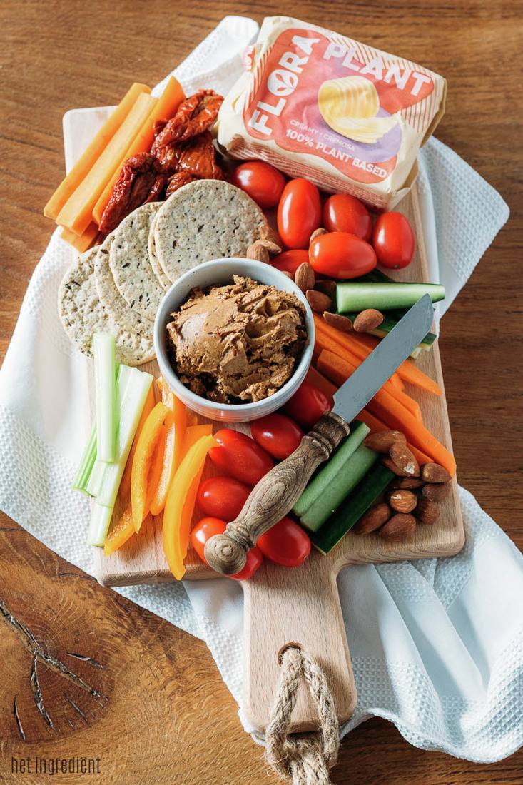 recipe image Zwarte knoflook dip met rauwkost