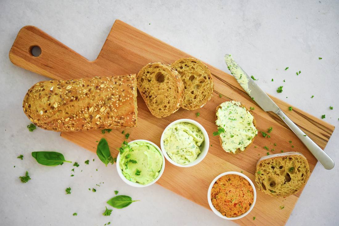 recipe image Stokbrood met 3 verrassende kruidencrème variaties