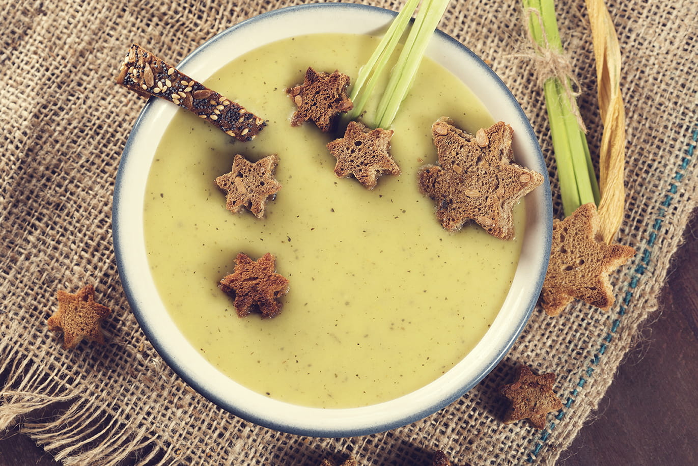recipe image Feestelijke preisoep met sterrencroutons