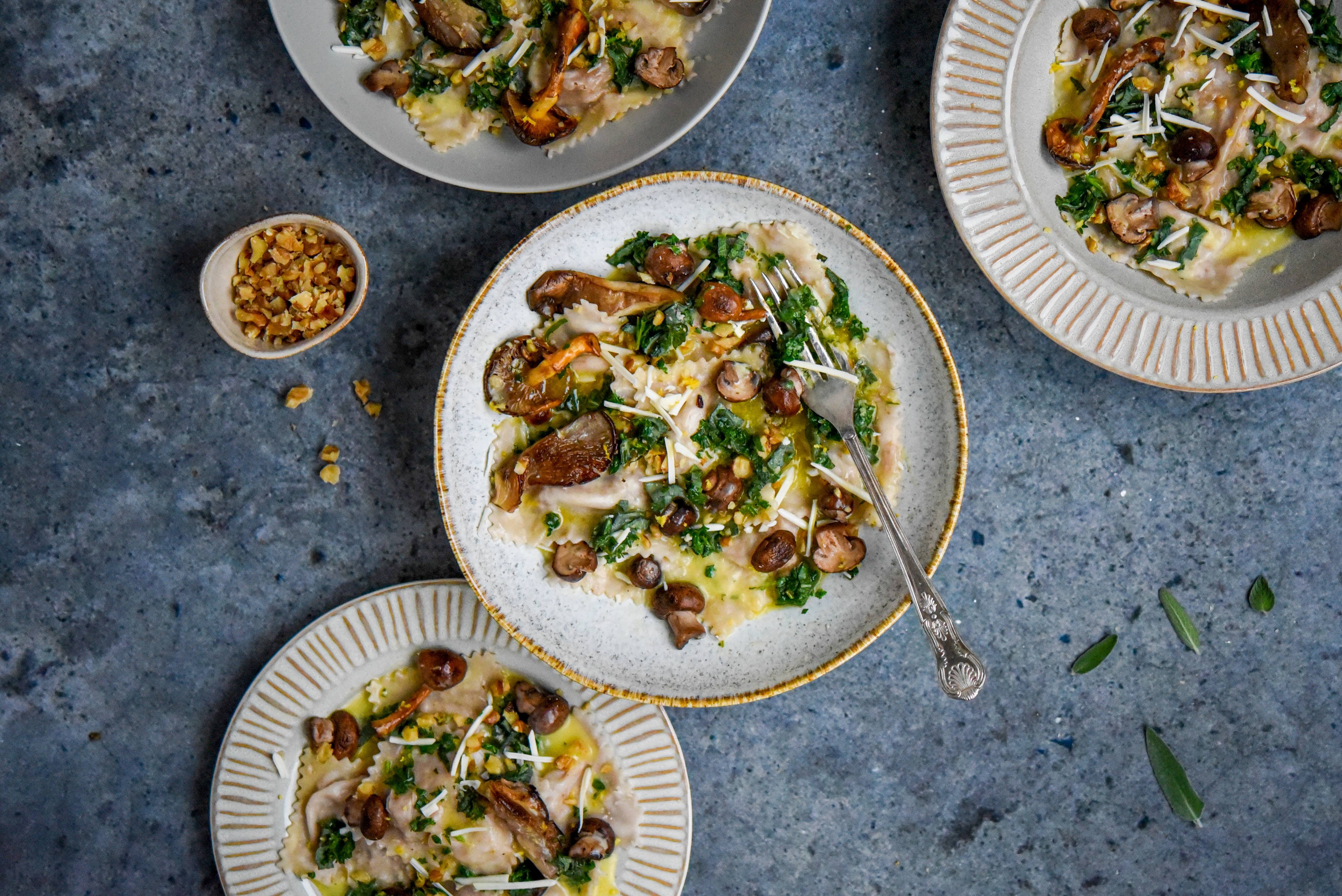 recipe image Ravioli met kaas-walnotenvulling, gebakken paddenstoelen en groene kruidensaus
