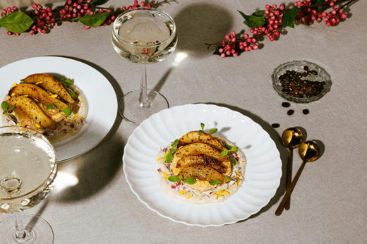 recipe image gebakken-peer-met-5-spice-op-bladerdeeg--amarettocreme-en-koffiesaus