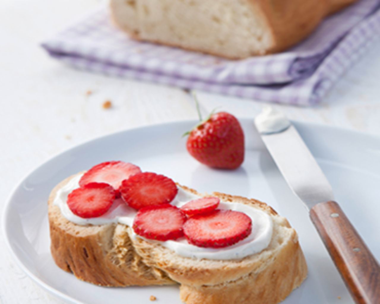 recipe image Vlechtbrood met aardbeien