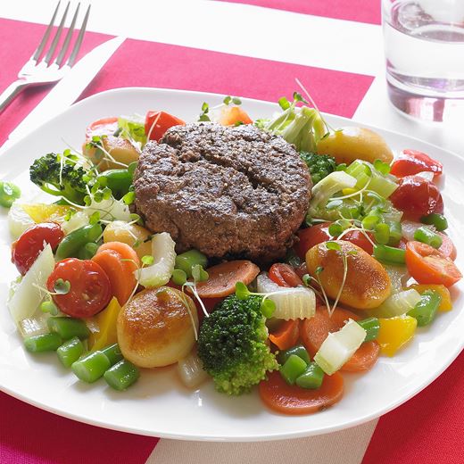 recipe image Groente roerbakschotel met Duitse biefstuk