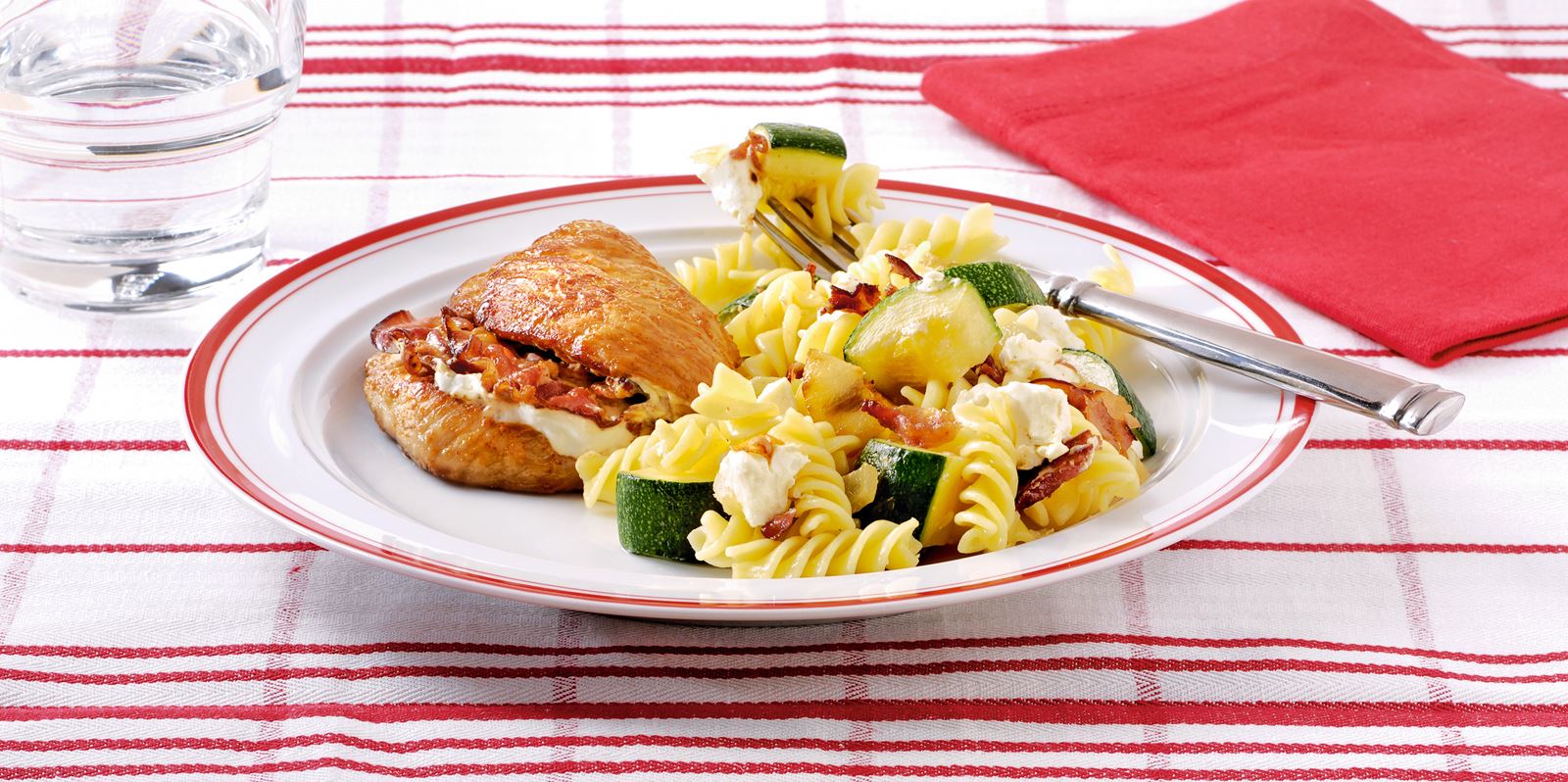 recipe image Schnitzel gevuld met bacon roomkaas en pasta