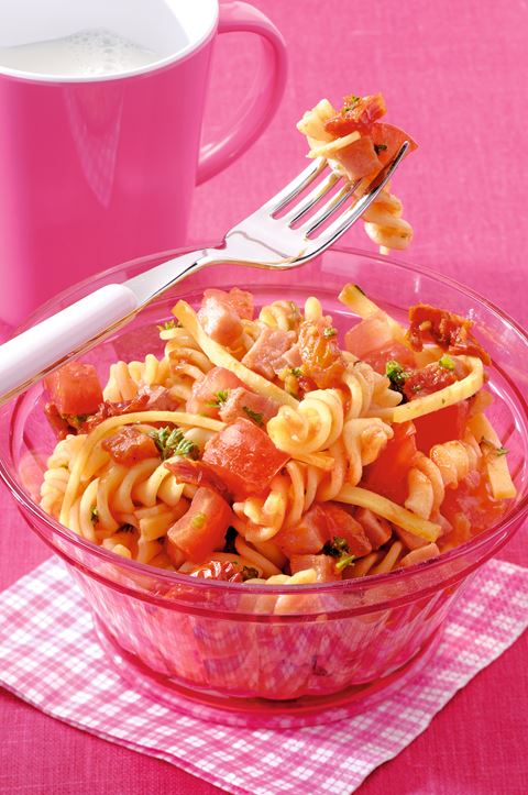 recipe image Salade met pasta, ham, kaas en tomaatjes